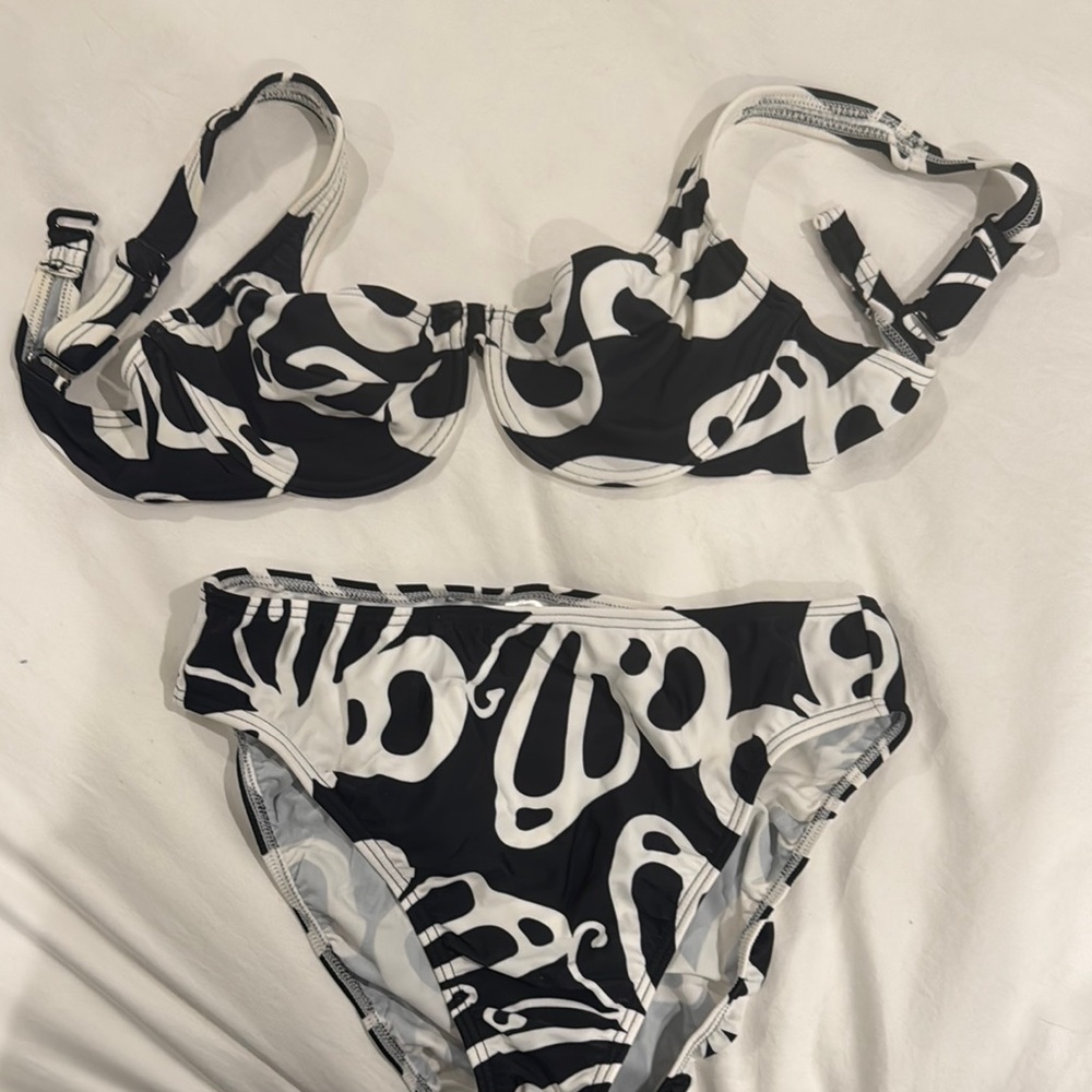 VENUS Black and White Bikini Set